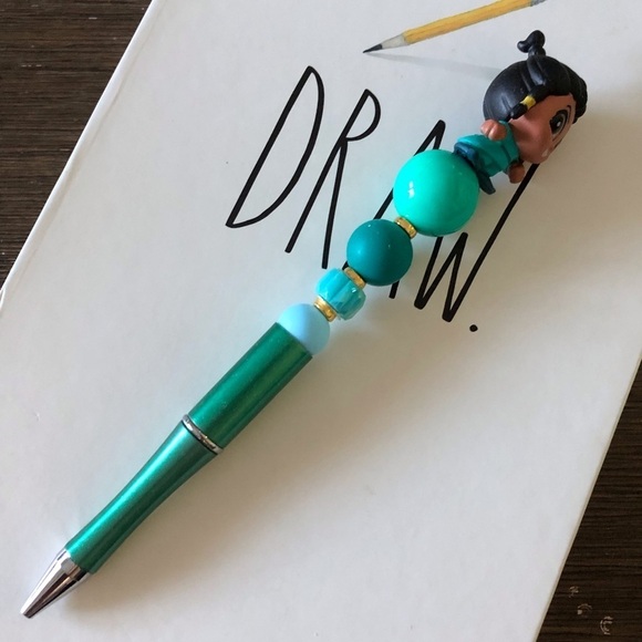 Disney Doorables: Raya & the Last Dragon: Raya handmade beaded pen - Picture 2 of 3